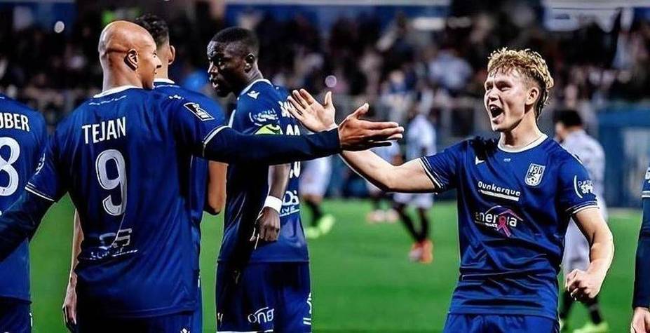 完美体育投注-尼斯球员欢庆进球，助球队获胜 